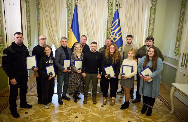 Доки б’ються волонтерські серця, доти б’ється Україна – у Міжнародний день волонтера Президент вручив відзнаку «Золоте серце»