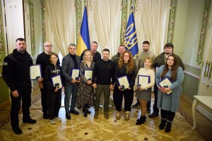 У Міжнародний день волонтера Президент України Володимир Зеленський зустрівся з представниками українського волонтерського руху та вручив їм відзнаку Президента «Золоте серце», 5 грудня 2023 року. 