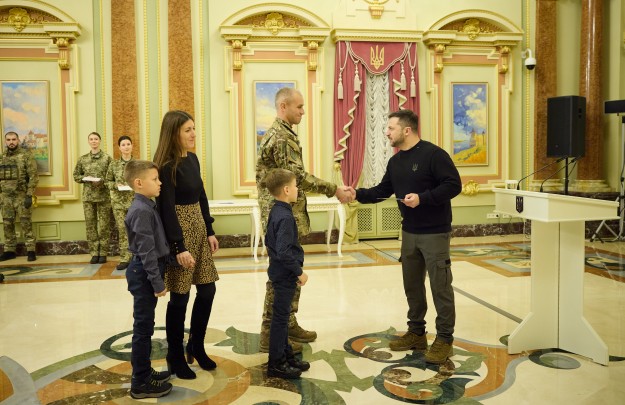Президент вручив Героям України та сім’ям загиблих Героїв перші сертифікати на квартири – розпочато реалізацію ініціативи Глави держави 