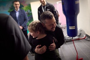 У день Святого Миколая Президент Володимир Зеленський відвідав Національну дитячу спеціалізовану лікарню «Охматдит», де поспілкувався з дітьми, які проходять реабілітацію після травм унаслідок російських терористичних обстрілів території України, 6 грудня 2023 року. 