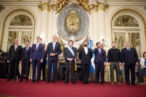 Під час робочого візиту до Аргентини Президент України Володимир Зеленський узяв участь у церемонії передачі президентських повноважень та вступу на посаду новообраного Президента Аргентинської Республіки Хав’єра Мілея, 10 грудня 2023 року. 