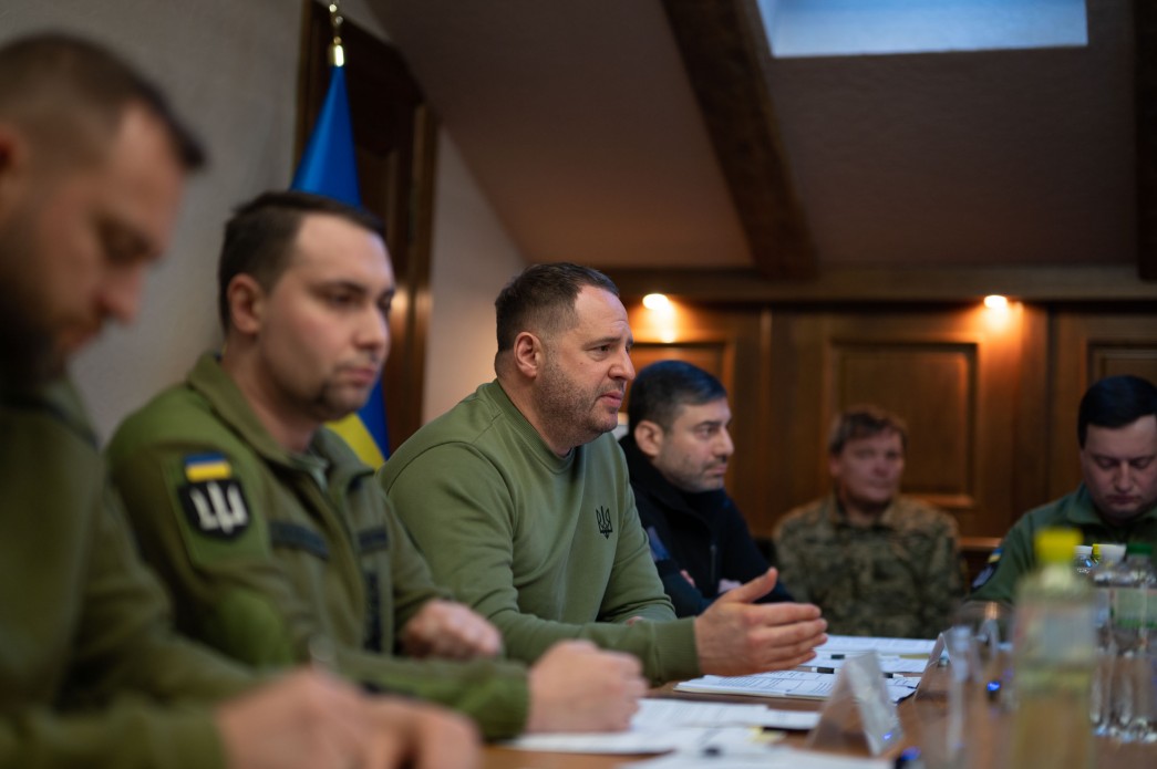 Андрій Єрмак зустрівся з рідними військовополонених, які постраждали внаслідок воєнного злочину РФ в Оленівці