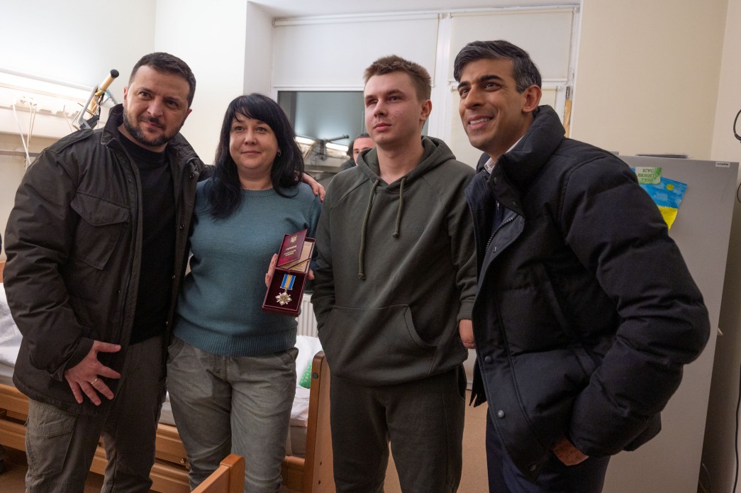 Volodymyr Zelenskyy, Rishi Sunak visited Ukrainian defenders in a medical facility in Kyiv
