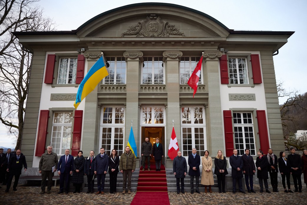 У межах робочого візиту до Швейцарії Президент України Володимир Зеленський провів переговори з Президенткою Швейцарської Конфедерації Віолою Амхерд. Вони домовилися про початок підготовки до проведення у Швейцарії Глобального саміту миру на рівні лідерів держав, 15 січня 2024 року. 