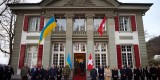 У межах робочого візиту до Швейцарії Президент України Володимир Зеленський провів переговори з Президенткою Швейцарської Конфедерації Віолою Амхерд. Вони домовилися про початок підготовки до проведення у Швейцарії Глобального саміту миру на рівні лідерів держав, 15 січня 2024 року. 