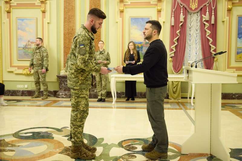 Президент України вручає військовому сертифікат на квартиру 