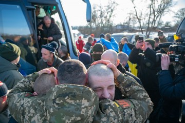 Звільнення з російського полону 207 українців — Офіційне інтернет ...