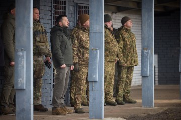 На Дніпропетровщині Володимир Зеленський ознайомився з роботою центру підготовки, де тренуються мобільні вогневі групи