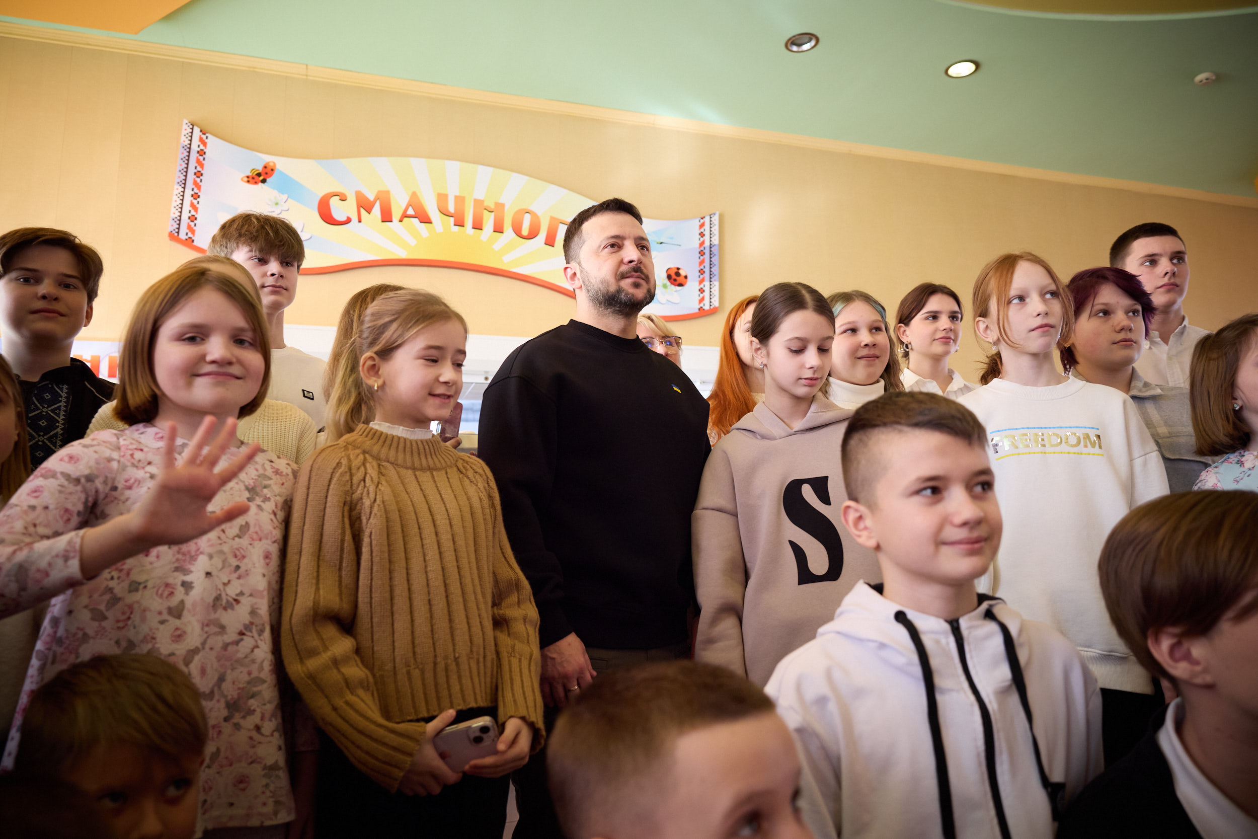 Під час робочої поїздки до Дніпропетровської області Президент України Володимир Зеленський ознайомився з організацією навчального процесу та умовами безпеки в обласному комунальному закладі освіти «Ліцей «Синергія», де навчають суспільно-гуманітарних дисциплін і фізичної культури, 5 лютого 2024 року.