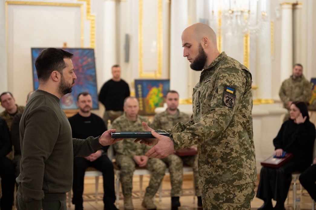 Сьогодні нагороджуємо воїнів, які визначають долю України – Президент вручив «Золоті Зірки» та «Хрести бойових заслуг»