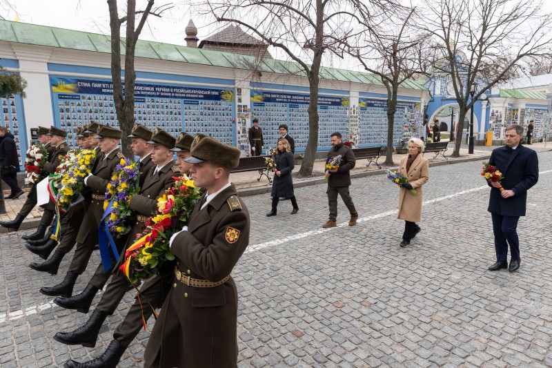 Президент України Володимир Зеленський та іноземні лідери проходять вздовж строю воїнів почесної варти до покладання квітів до Стіни пам’яті на Михайлівській площі в Києві