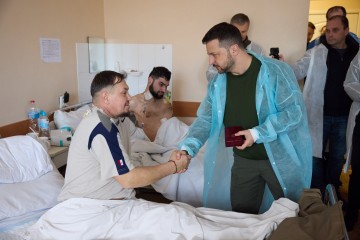 У Харкові Володимир Зеленський та Марк Рютте відвідали українських захисників у військовому госпіталі