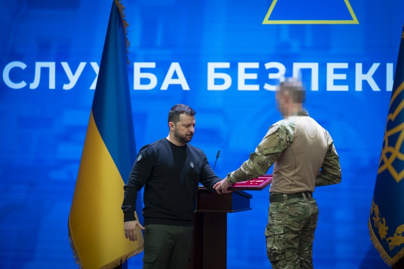 Президент України Володимир Зеленський під час вручення державних нагород працівникам СБУ