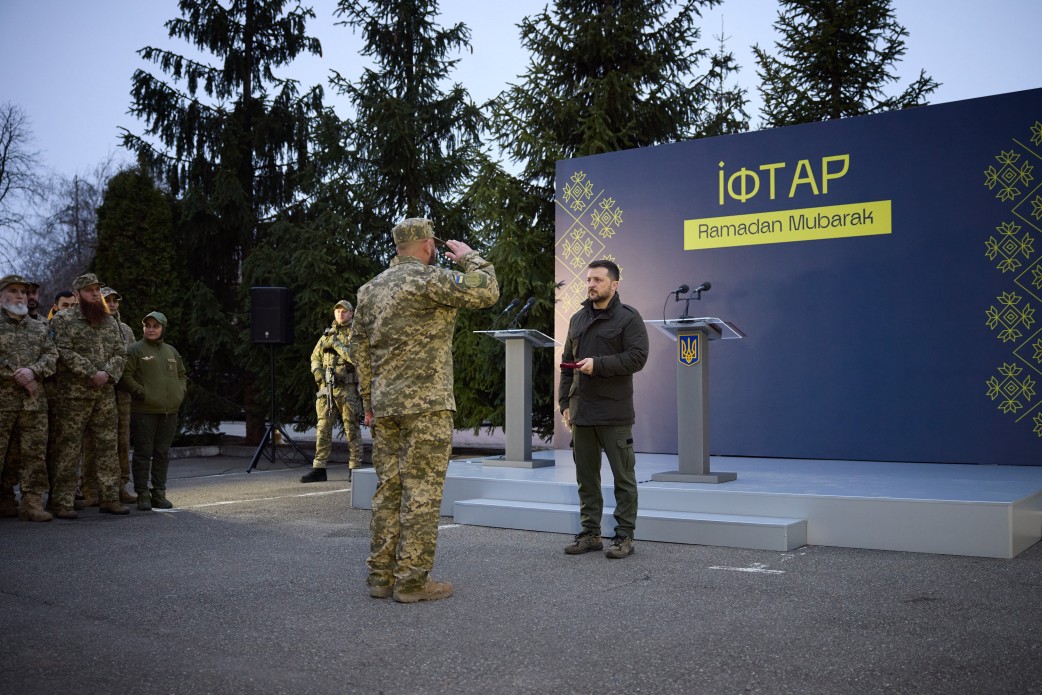 Глава держави провів спільний іфтар із представниками мусульманської спільноти України та нагородив українських воїнів-мусульман