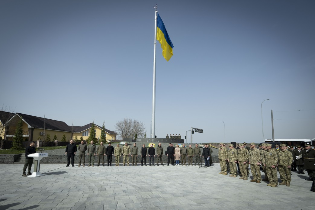 Зеленський узяв участь у піднятті прапора України біля Меморіалу пам'яті захисників Бучанської громади, вручив нагороди