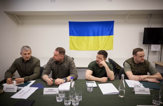 Посилення ППО та способи боротьби з носіями КАБів: Володимир Зеленський провів нараду в Харкові