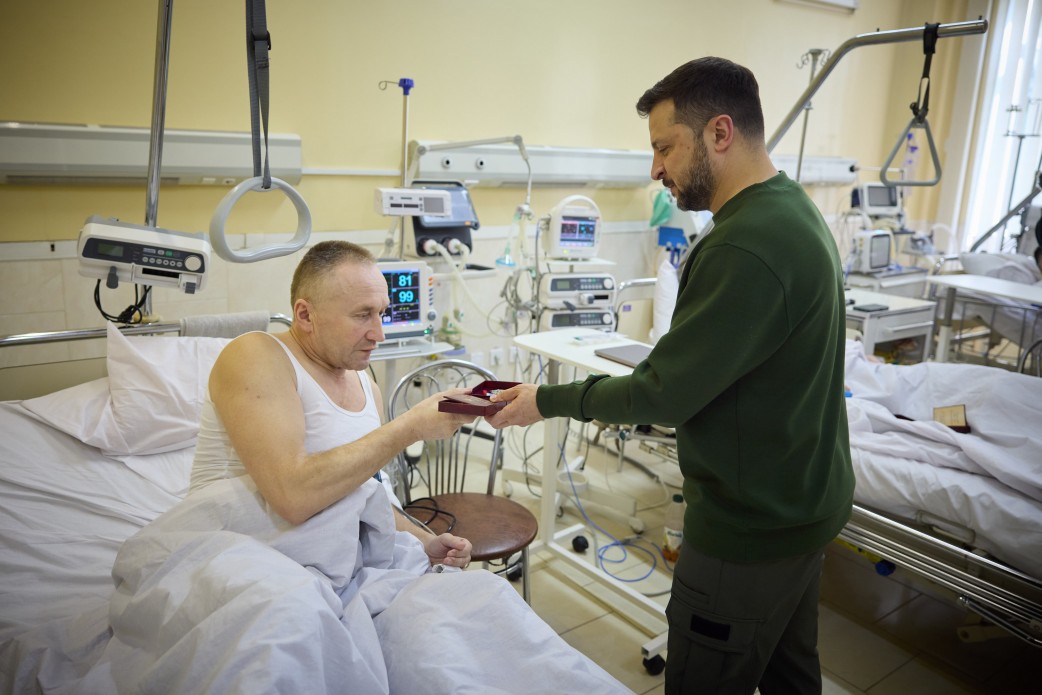 En Chernivtsi, el presidente de Ucrania Volodymyr Zelensky visitó un hospital do...