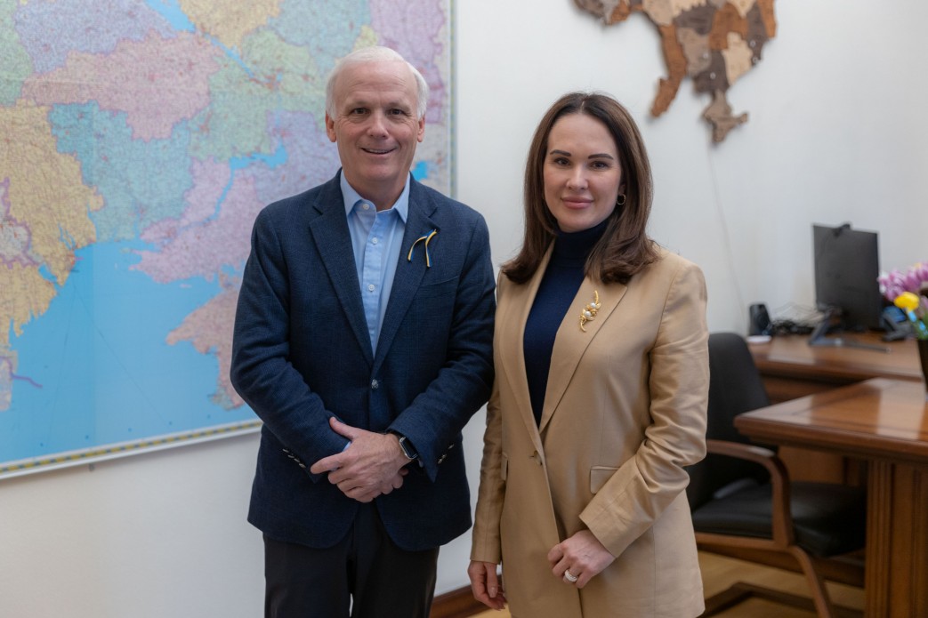 El subdirector de la oficina presidencial Irina Wise y la directora ejecutiva de...