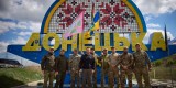 Президент з українськими захисниками біля стели на Донеччині, 19 квітня 2024 року.