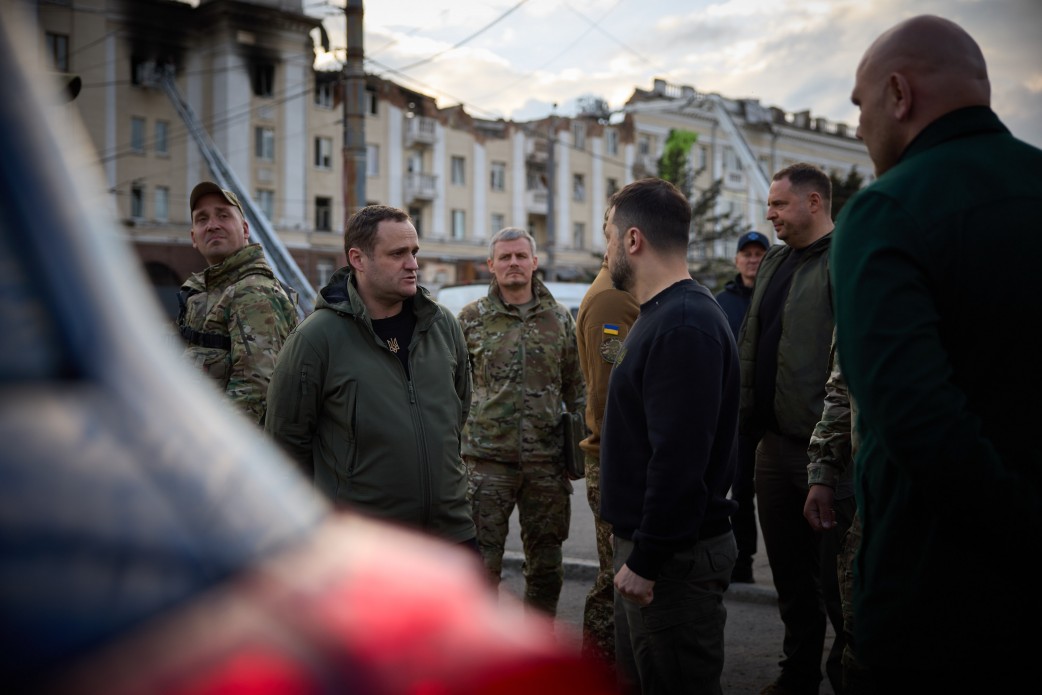 Prezident Ukrajiny Volodymyr Zlensky zkontroloval pětistoreovou budovu poškozeno...