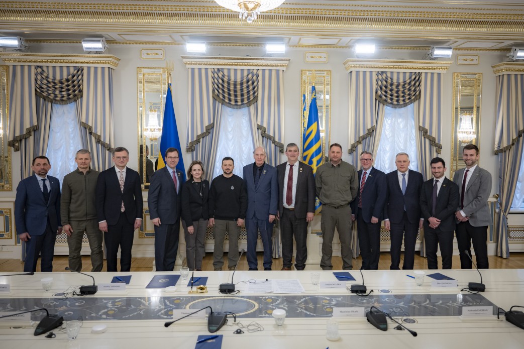 Präsident Volodymyr Zelenskyy traf sich mit einer zweiparteiigen Delegation des ...