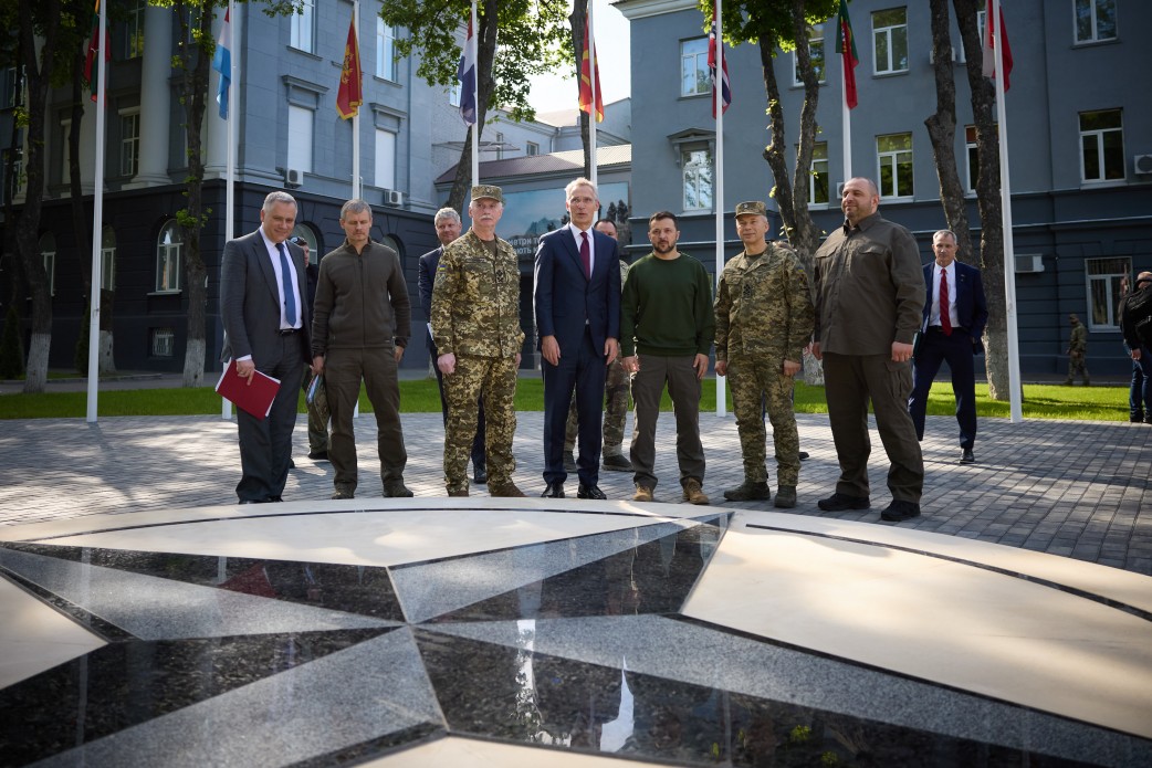 El presidente de Ucrania Volodymyr Zelensky y el secretario general de la OTAN, ...