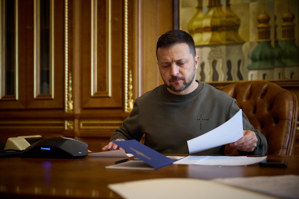 Präsident der Ukraine Volodymyr Zelensky hat Telefongespräche mit Präsident Arge...