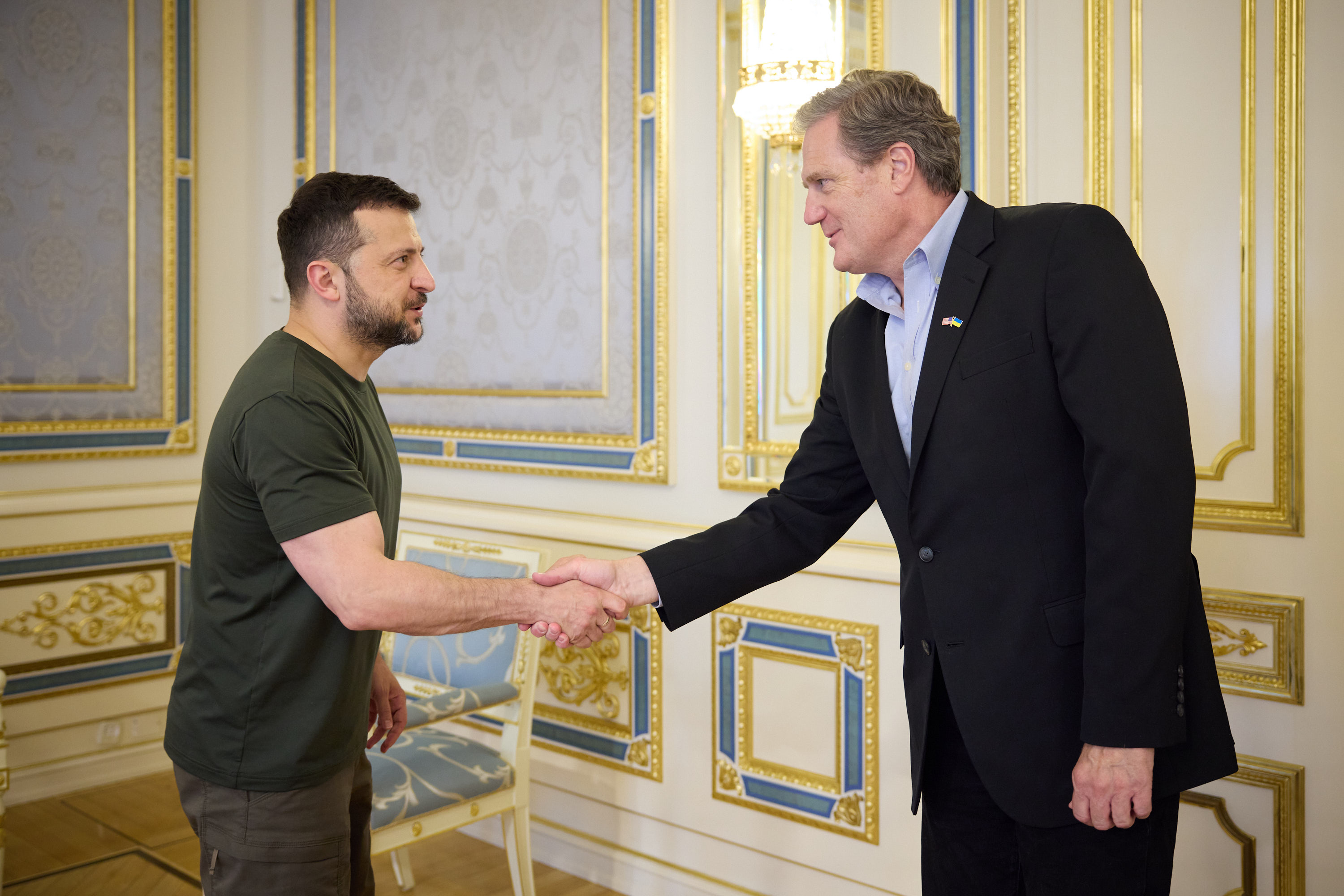 Президент зустрівся з двопартійною делегацією Палати представників Конгресу США на чолі з головою Постійного комітету Палати представників із питань розвідки Майком Тернером, 1 липня 2024 року.