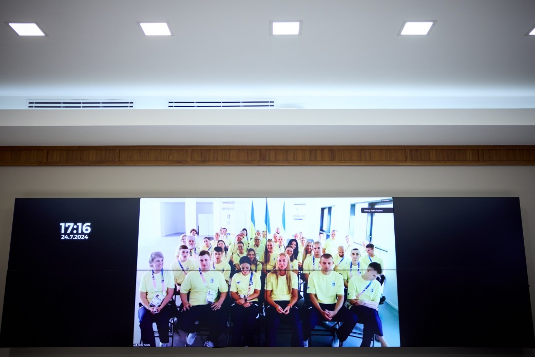 Президент зустрівся у відеоформаті зі спортсменами, які представлятимуть Україну на ХХХІІІ літніх Олімпійських іграх у Парижі, 24 липня 2024 року.
