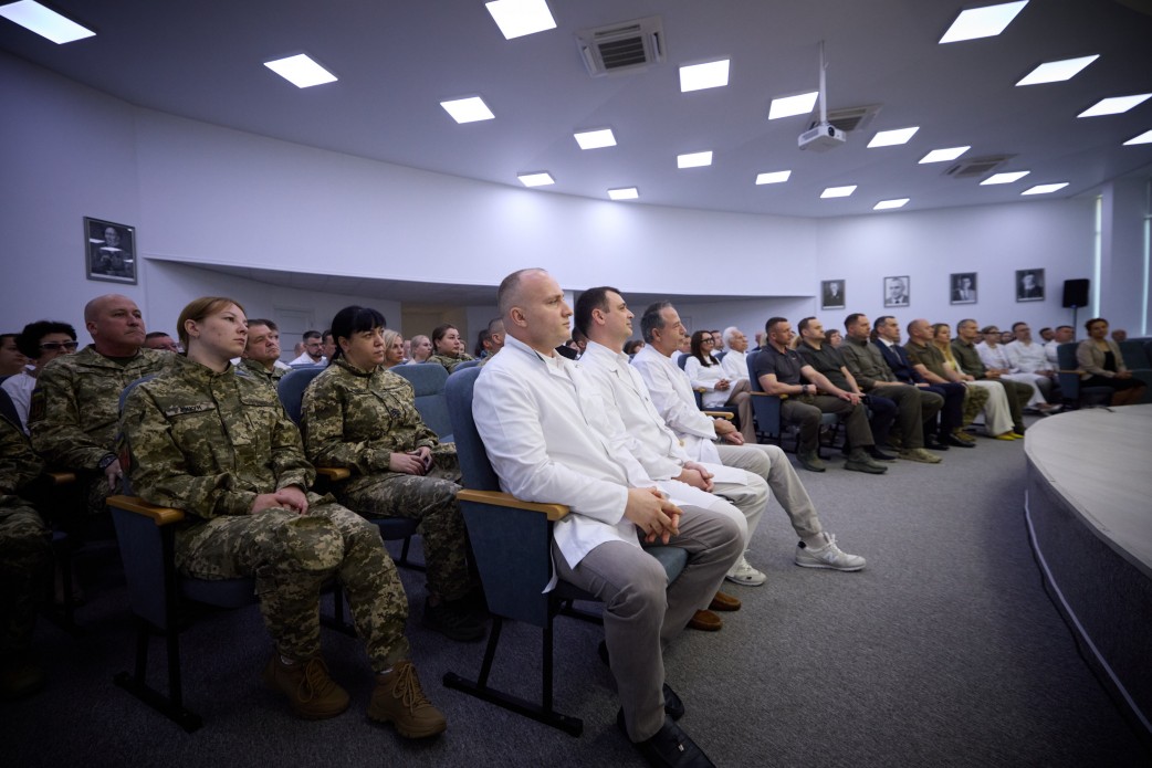 Навіть після російських атак ми не втрачаємо здатності нашої медицини рятувати життя – Президент привітав медиків із професійним святом