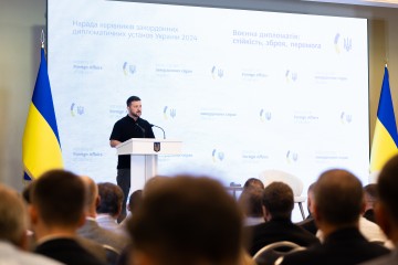 Від нашої спільної роботи залежить, яка зброя в руках у наших воїнів – виступ Президента на нараді керівників закордонних дипломатичних установ України «Воєнна дипломатія: стійкість, зброя, перемога»