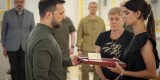 У День пам'яті захисників України Президент Володимир Зеленський вручив ордени «Золота Зірка» та житлові сертифікати рідним загиблих захисників, яким присвоєно звання Герой України, 29 серпня 2024 року.
