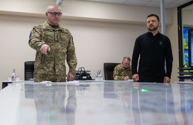 Володимир Зеленський зустрівся з воїнами ТрО та відзначив їх державними нагородами