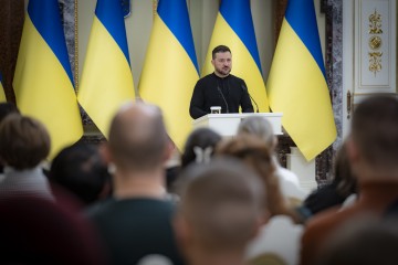 Президент вручив сертифікати на отримання квартир Героям України та членам родин загиблих воїнів