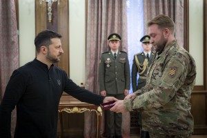 З нагоди Дня ракетних військ і артилерії Президент Володимир Зеленський зустрівся з українськими захисниками та відзначив їх державними нагородами, 4 грудня 2024 року.