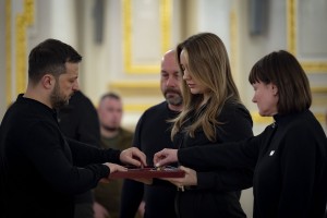 Президент Володимир Зеленський зустрівся з українськими воїнами та рідними загиблих захисників і вручив найвищі державні нагороди, 26 грудня 2024 року.