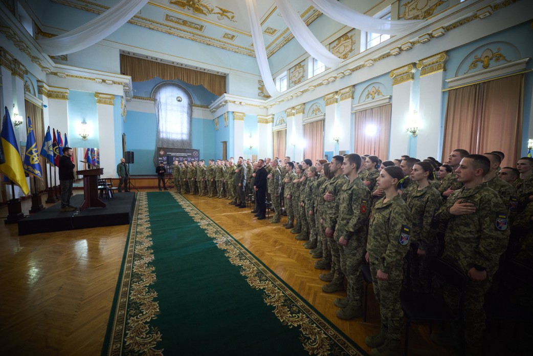 У День пам’яті Героїв Крут Володимир Зеленський зустрівся з курсантами й ліцеїстами 18 військових навчальних закладів та захисниками й захисницями України, 29 січня 2025 року.