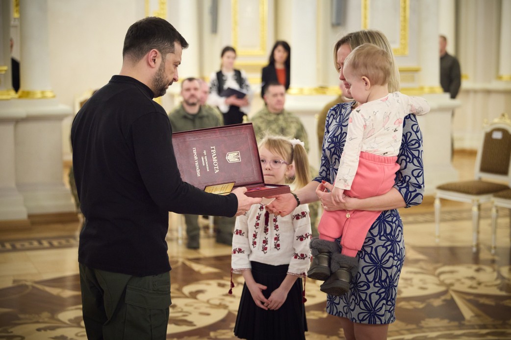 Президент відзначив найвищими державними нагородами захисників і передав ордени рідним загиблих Героїв України, 31 січня 2025 року.