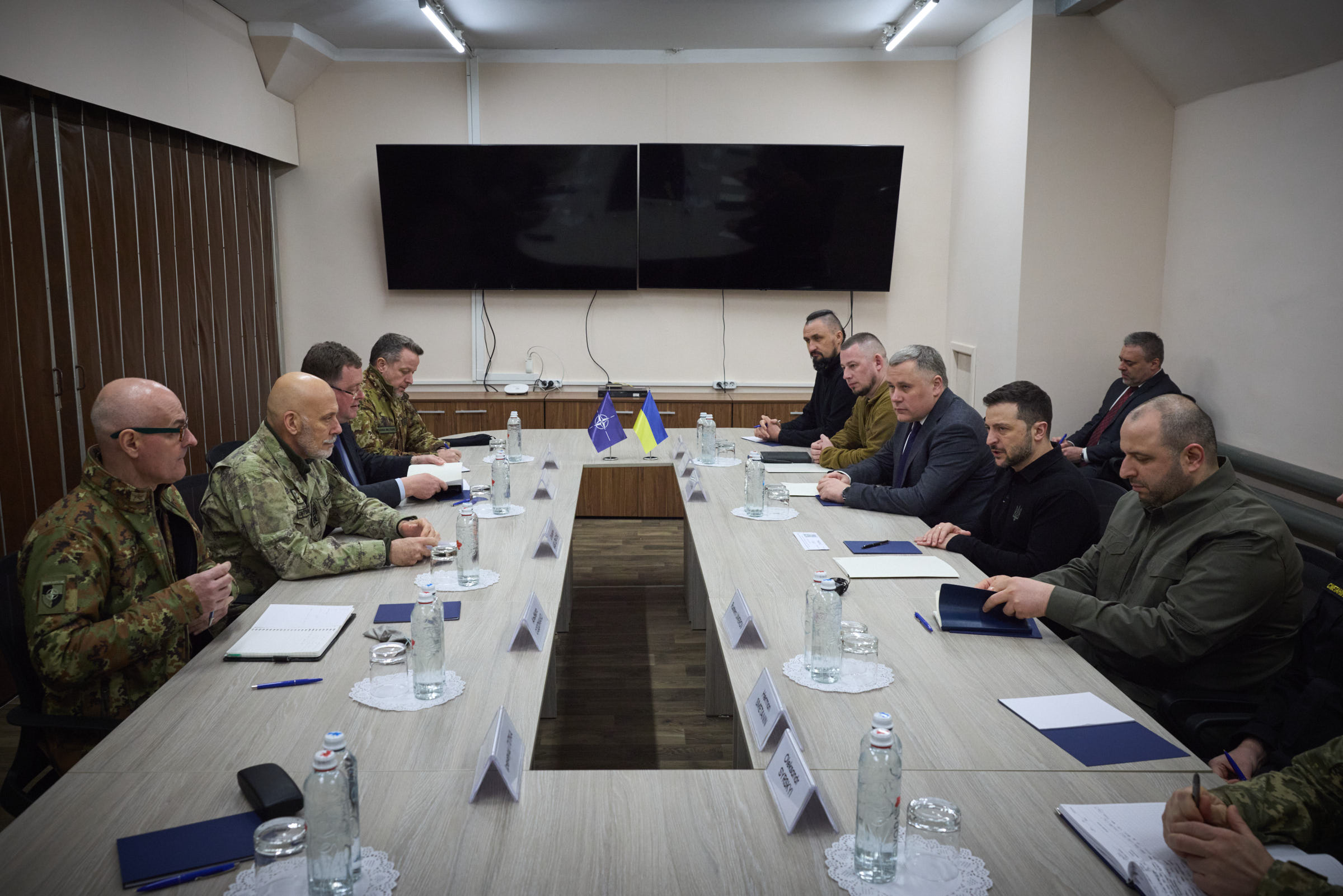 Володимир Зеленський зустрівся з головою Військового комітету НАТО Джузеппе Каво Драгоне, 8 лютого 2025 року.