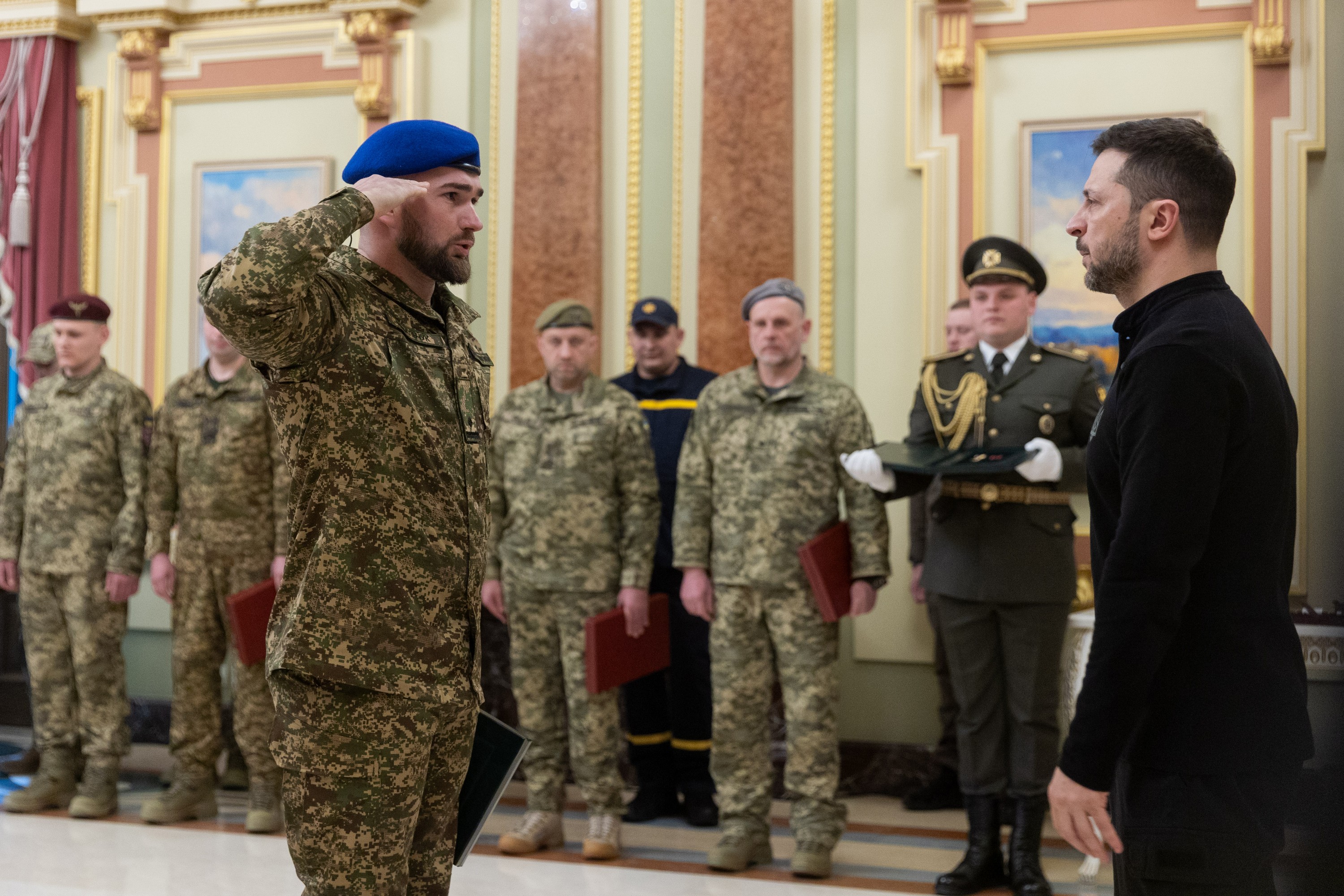 Напередодні третьої річниці повномасштабного російського вторгнення Президент України зустрівся із захисниками й захисницями та рідними полеглих військових, 23 лютого 2025 року.