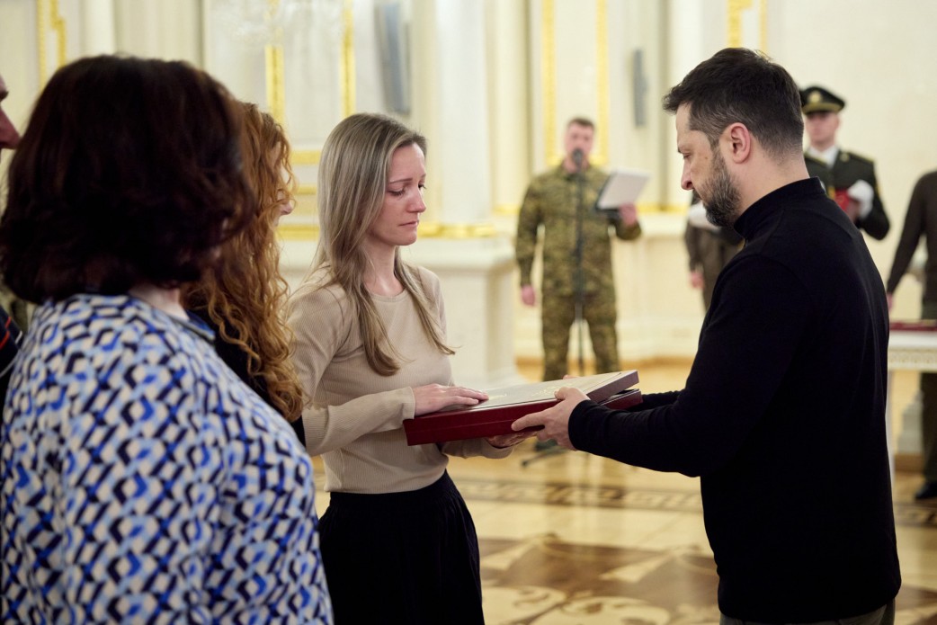 У День українського добровольця Президент Володимир Зеленський зустрівся з воїнами й рідними загиблих захисників і вручив найвищі державні нагороди, 14 березня 2025 року.