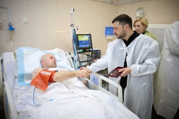 У Дніпрі Володимир Зеленський відвідав поранених воїнів і відзначив їх державними нагородами