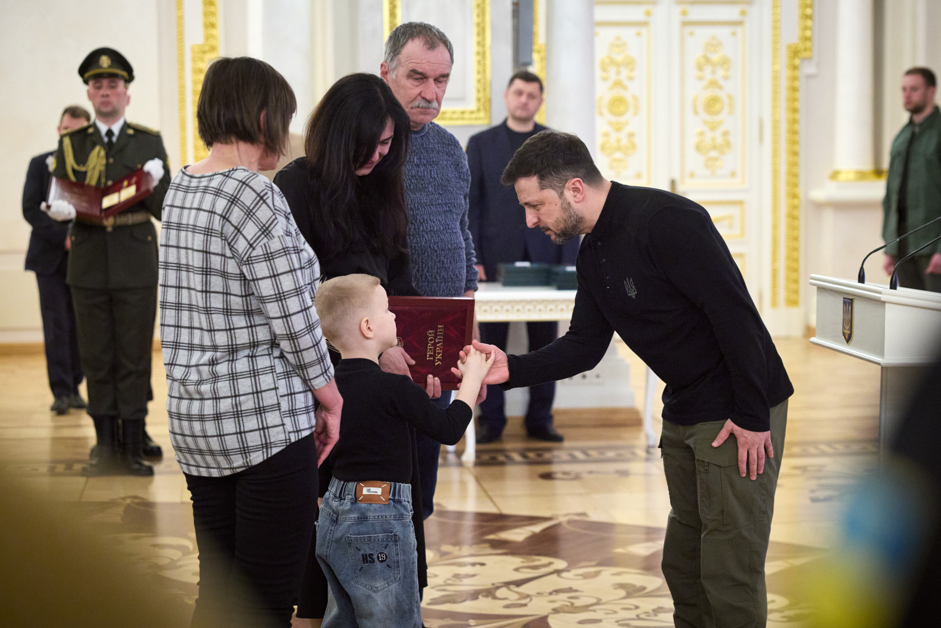 Президент вручив найвищі державні нагороди захисникам України і родинам загиблих Героїв, 4 квітня 2025 року.