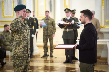 Ми обов’язково вистоїмо в цій війні і забезпечимо достойне життя для України – Президент під час вручення орденів «Золота Зірка» та «Хрестів бойових заслуг»