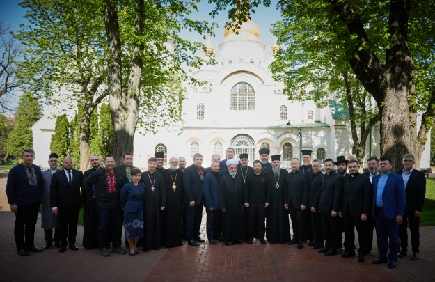 Внутрішня єдність і міжнародна адвокація України: Президент зустрівся з членами Всеукраїнської ради церков і релігійних організацій