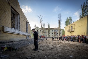 Президент Володимир Зеленський на місці російського удару балістичною ракетою по Києву вшанував пам’ять загиблих, 25 квітня 2025 року.