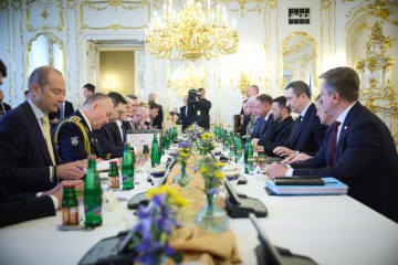 Розвиток артилерійської ініціативи та створення школи підготовки пілотів F-16: відбулася зустріч президентів України та Чехії