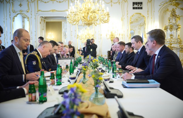Розвиток артилерійської ініціативи та створення школи підготовки пілотів F-16: відбулася зустріч президентів України та Чехії