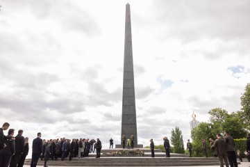 Президент і перша леді вшанували пам’ять загиблих у Другій світовій війні