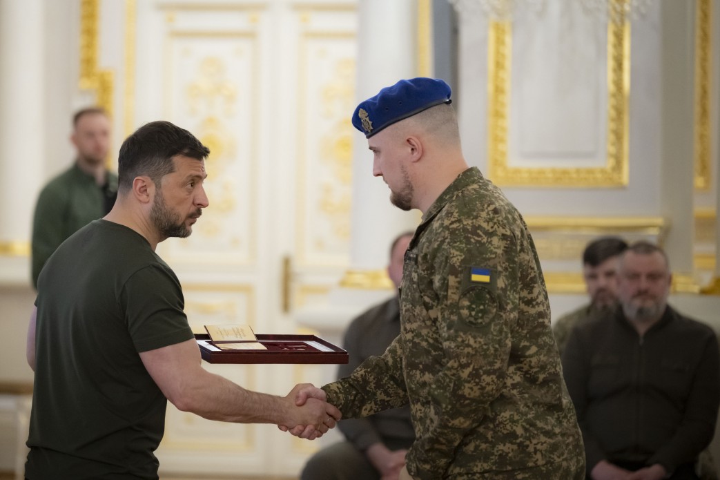 Президент вручив найвищі державні нагороди воїнам і родинам загиблих Героїв України